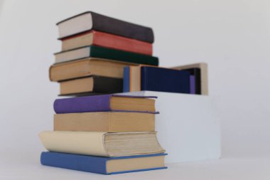 Beyaz arka plan üzerinde okul kitapları