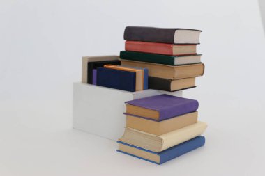 Beyaz arka plan üzerinde okul kitapları