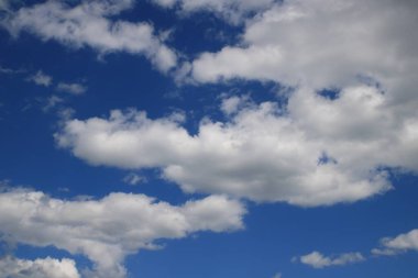 Beyaz bulutlu mavi gökyüzü