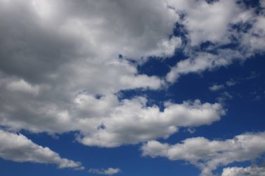 Beyaz bulutlu mavi gökyüzü