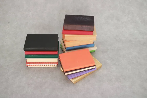 Stapel Bücher Auf Grauem Hintergrund — Stockfoto