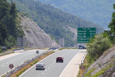 Hırvatistan 'ın Vrgorac kenti, 04.06.2022 Dubrovnik' ten Zagreb 'e Hırvat otoyolunda araç trafiği