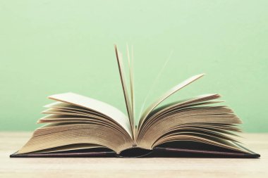 Masanın üzerinde açık bir kitap