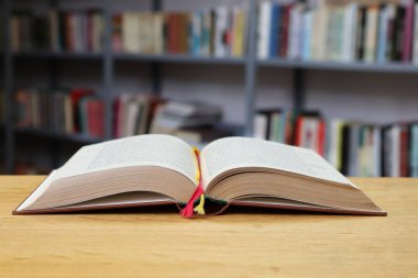 Masanın üzerinde açık bir kitap