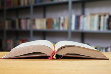 Masanın üzerinde açık bir kitap