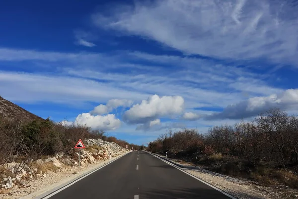 Yolun Üstünde Beyaz Bulutlu Mavi Gökyüzü — Stok fotoğraf