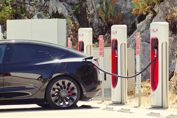 Vrgorac, Hırvat, 06.06.2022 Tesla arabası şarj istasyonunda.