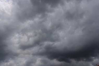 Beyaz bulutlu karanlık gökyüzü