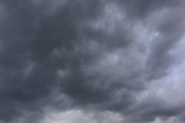 Beyaz bulutlu karanlık gökyüzü