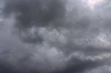 Beyaz bulutlu karanlık gökyüzü