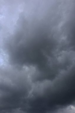 Beyaz bulutlu karanlık gökyüzü