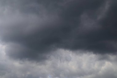 Beyaz bulutlu karanlık gökyüzü