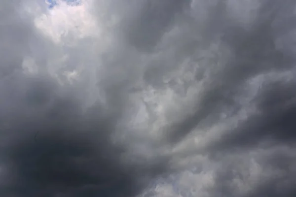 Cielo Oscuro Con Nubes Blancas —  Fotos de Stock