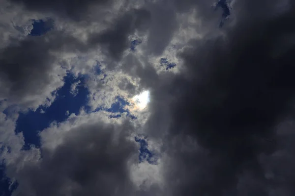 Céu Escuro Com Nuvens Brancas — Fotografia de Stock