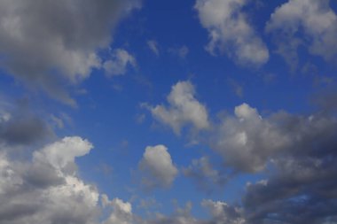 Bulutlu mavi gökyüzü