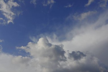 Bulutlu mavi gökyüzü