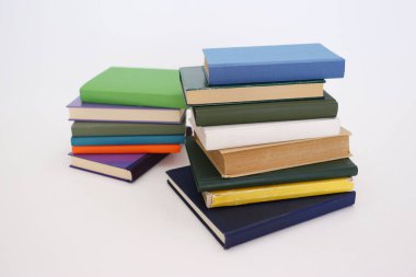 Beyazlar üzerine bir yığın kitap. Eğitim. Okul.