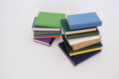 Beyazlar üzerine bir yığın kitap. Eğitim. Okul.