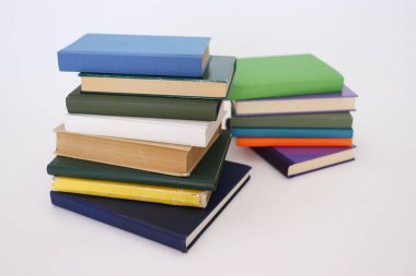 Beyazlar üzerine bir yığın kitap. Eğitim. Okul.