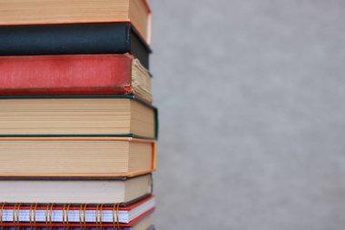 Gri arkaplan üzerine kitap yığını