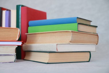 Gri arkaplan üzerine kitap yığını