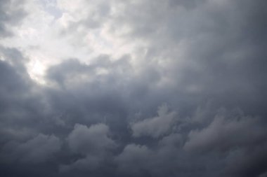 Kara gökyüzü yağmur bulutları fırtına