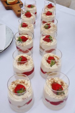 Lezzetli kırmızı çilekli pasta.