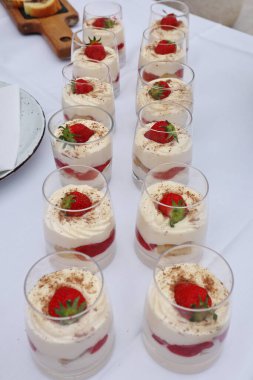 Lezzetli kırmızı çilekli pasta.