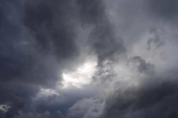 暗い空の雨の雲嵐 — ストック写真
