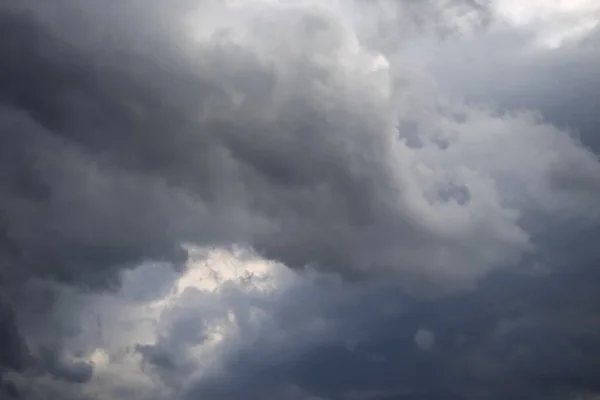 暗い空の雨の雲嵐 — ストック写真