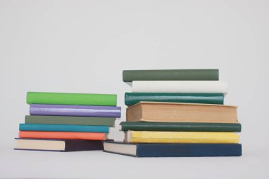 Beyazların oyun alanı üzerine bir yığın kitap.