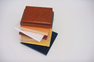 Beyazların oyun alanı üzerine bir yığın kitap.