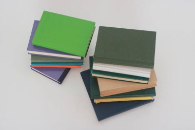 Beyazların oyun alanı üzerine bir yığın kitap.