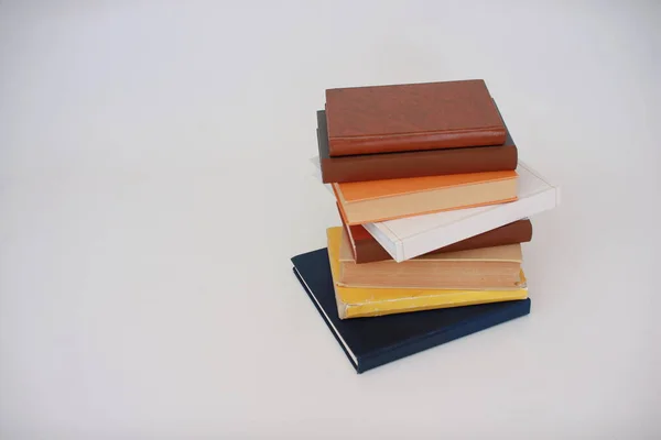 Stapel Schulbücher Auf Weißem Dachboden — Stockfoto