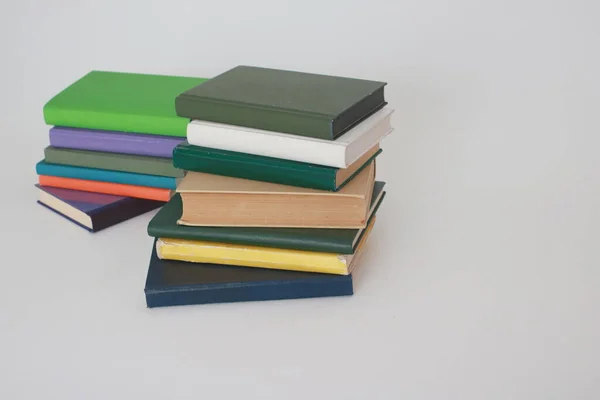 Pile Livres Scolaires Sur Terrain Badkground Blanc — Photo