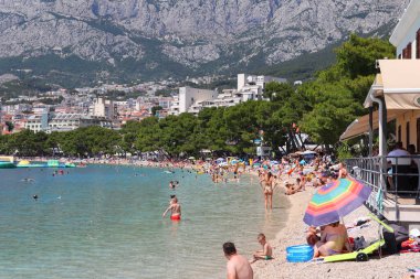Makarska, Hırvatistan, 21 Haziran 2022 Yazın ilk günü, Hırvatistan 'ın güneyinde bir turizm merkezi olan Makarska' da