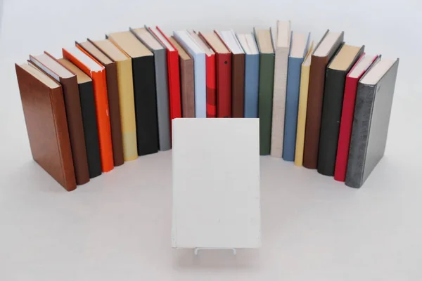 Fehér Hátterű Könyvek Hirdetési Térrel — Stock Fotó
