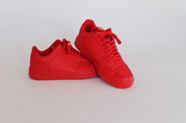 Masada kırmızı spor ayakkabıları var.