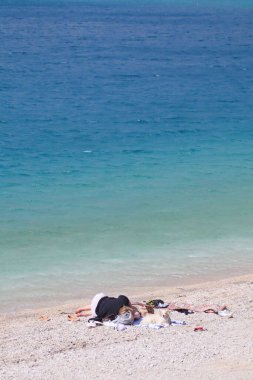 Makarska, Hırvatistan, 23 Haziran 2022 Makarska plajında turistler