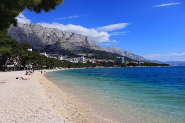 Makarska, Hırvatistan, 23 Haziran 2022 Makarska plajında turistler