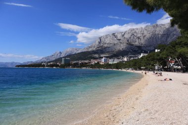 Makarska, Hırvatistan, 23 Haziran 2022 Makarska plajında turistler
