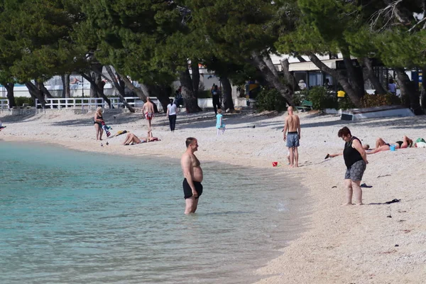 Makarska Croatie Juin 2022Touristes Sur Plage Makarska — Photo