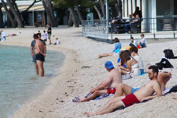 Makarska Croatie Juin 2022Touristes Sur Plage Makarska — Photo