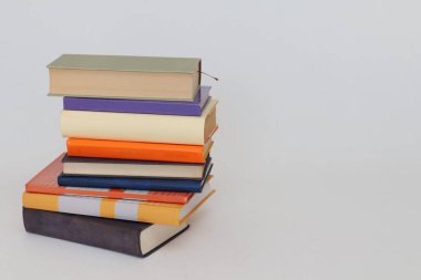 Beyaz arkaplan üzerine kitap yığını