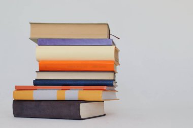 Beyaz arkaplan üzerine kitap yığını