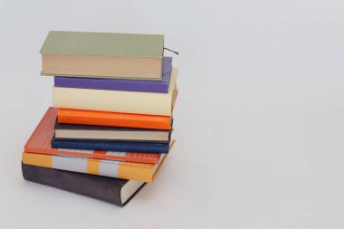 Beyaz arkaplan üzerine kitap yığını