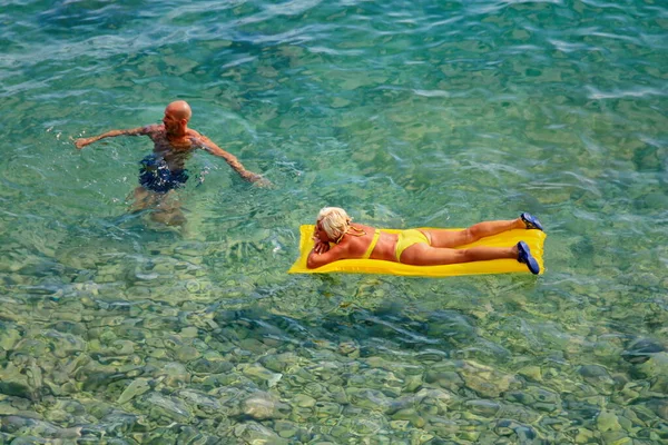 Makarska Croácia 2022 Turistas Estrangeiros Apreciam Mar Croácia — Fotografia de Stock
