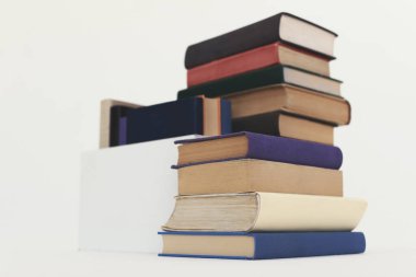 Beyaz arka plan üzerinde okul kitapları