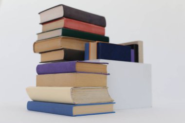 Beyaz arka plan üzerinde okul kitapları