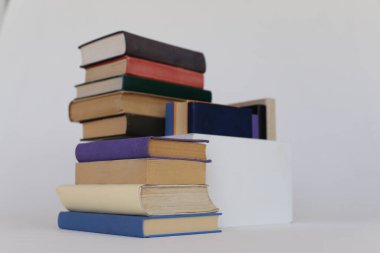 Beyaz arka plan üzerinde okul kitapları